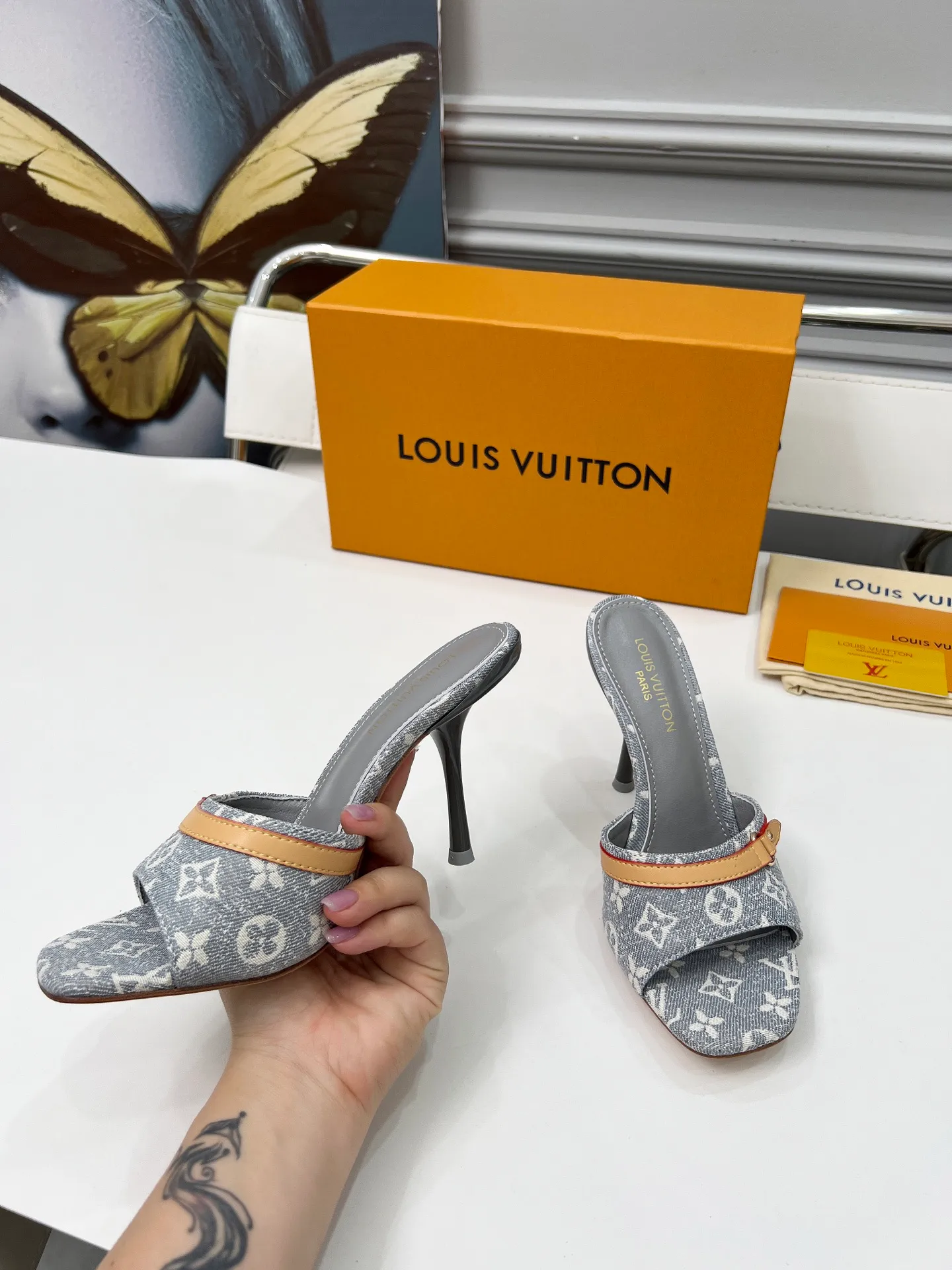 👟👟Ex-factory price 440👟👟 LV new denim kitten heel slippers 2025 summer must-have for goddesses, original replica, super comfortable on the feet. Show off the queen's temperament, the heel height is 9.5CM, which shows your temperament without being tiring. Leather outsole. Standard code: 35-42 (41 and 42 codes are customized, non-returnable and non-exchangeable)